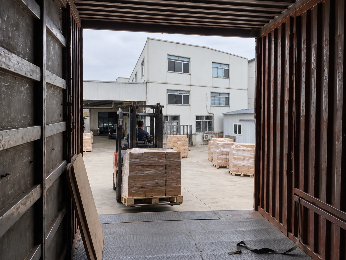 Pallet loading into a container